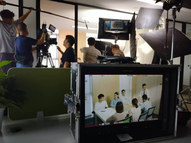 滑县TVC拍摄公司：科技产品视觉化大师，诠释未来感与功能美学